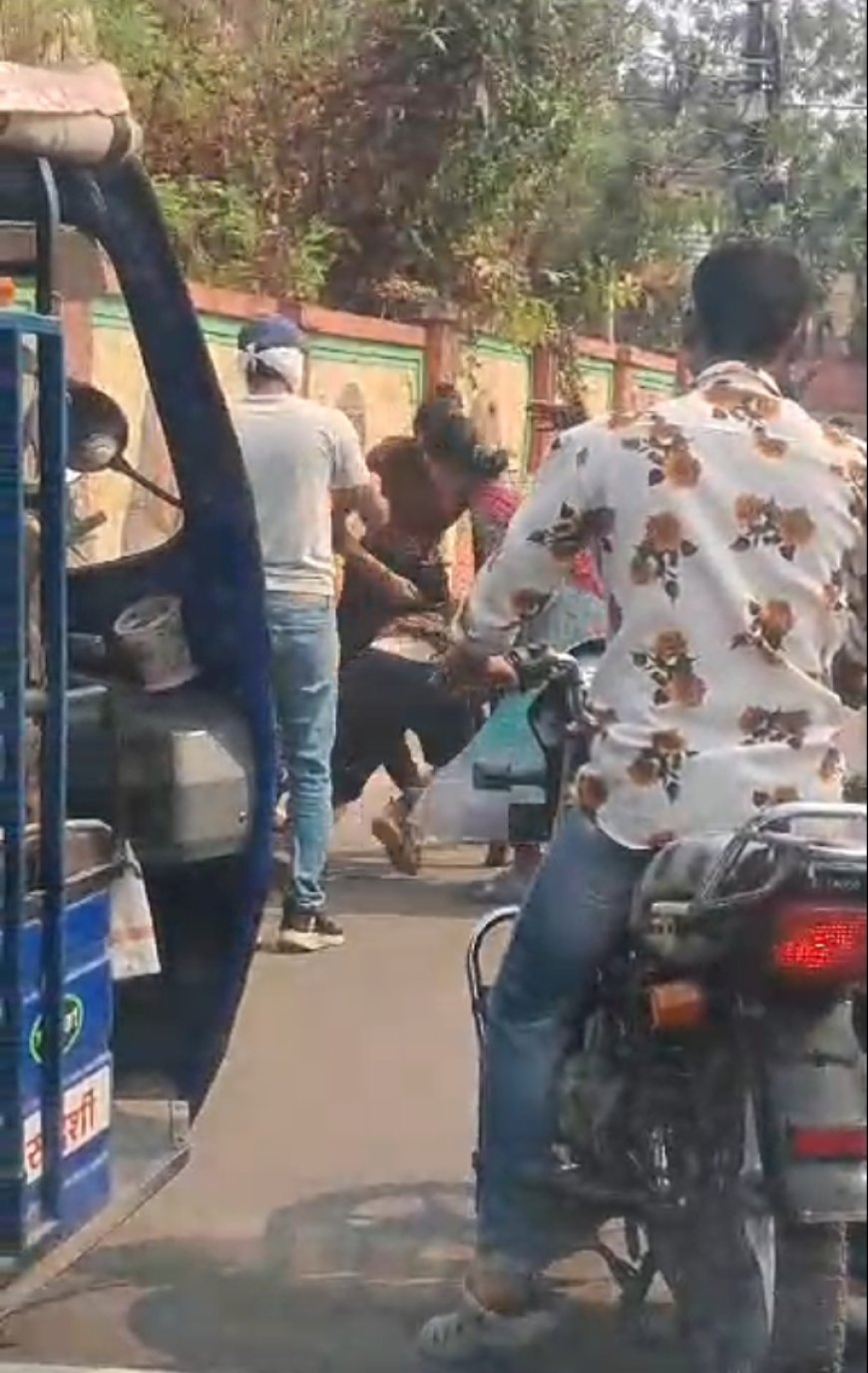"रायपुर में किन्नरों का गुस्सा, बीच सड़क युवक की पिटाई, वीडियो वायरल!"