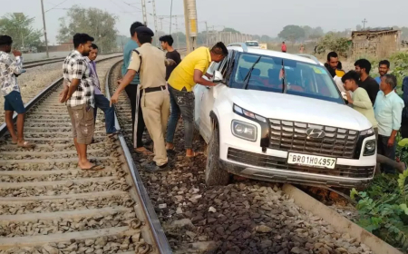 गूगल मैप के भरोसे चला चालक, कार फँसी रेलवे ट्रैक पर – लोको पायलट की सतर्कता से टली बड़ी दुर्घटना"