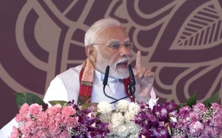 प्रधानमंत्री नरेंद्र मोदी अपने संसदीय क्षेत्र एक दिवसीय दौरे पर बनारस पहुंचने