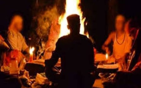 श्मशान में आधी रात तंत्र-मंत्र का खेल: लड़की संग तांत्रिक क्रिया कर रहे पुजारी, गांववालों ने मचाया हंगामा"