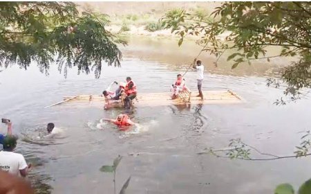 नदी में बांस की नाव पलटी, बीजेपी नेता तैरकर बाहर निकले; मंत्री जायसवाल ने कुछ देर पहले की थी बेम्बू राफ्टिंग