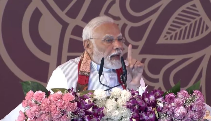प्रधानमंत्री नरेंद्र मोदी अपने संसदीय क्षेत्र एक दिवसीय दौरे पर बनारस पहुंचने