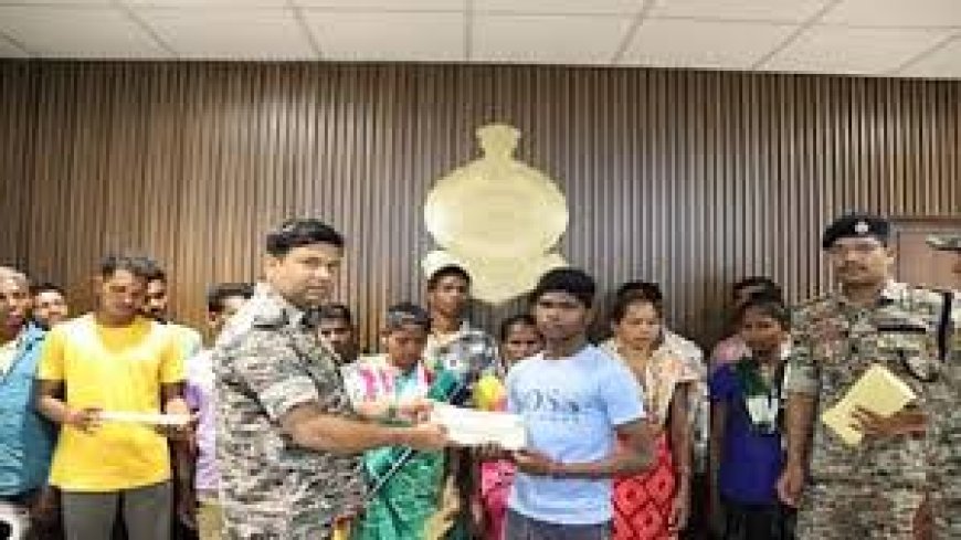 हथियार के साथ आत्मसमर्पण करने वाले नक्सलियों को सरकार देगी लाखों रुपए