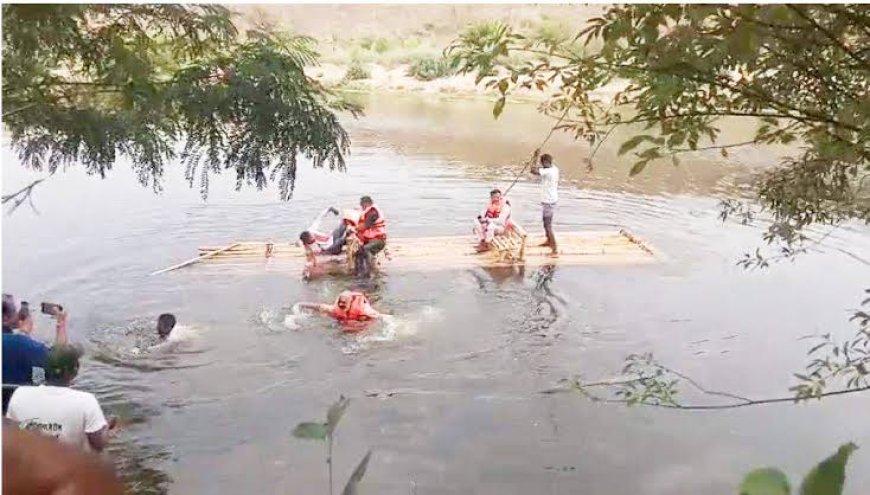 नदी में बांस की नाव पलटी, बीजेपी नेता तैरकर बाहर निकले; मंत्री जायसवाल ने कुछ देर पहले की थी बेम्बू राफ्टिंग