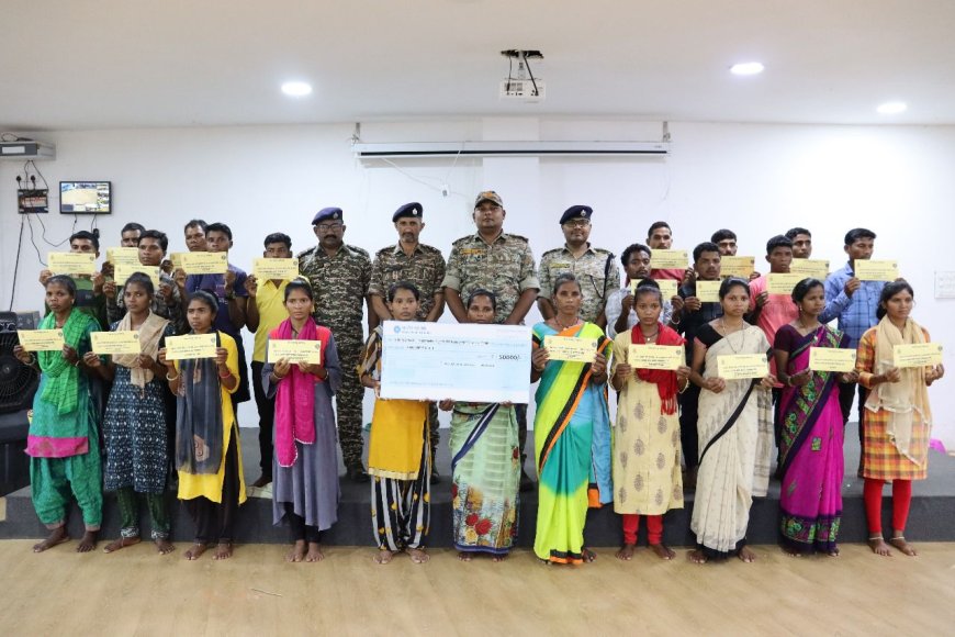 28.50 लाख रूपये के 14 इनामी माओवादियों सहित कुल 24 माओवादियों का पुलिस के समक्ष आत्मसमर्पण