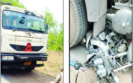 धड़कनों को रोक देने वाली टक्कर: बेकाबू ट्रक की चपेट में आया बाइक सवार, मौके पर दर्दनाक मौत