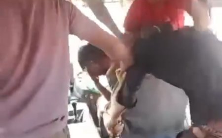 सरे आम दलित लड़की की बस में पिटाई..