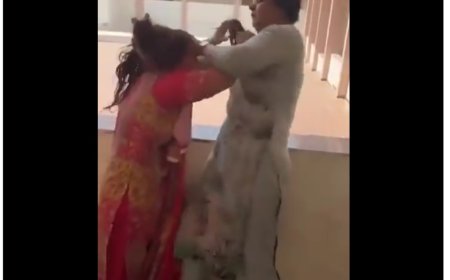 दो महिला शिक्षकों ने झोटा खींचकर एक दूसरे को जमकर थप्पड़ों  मारा वीडियो वायरल...