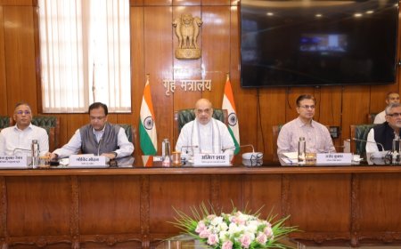 केन्द्रीय गृहमंत्री अमित शाह ने आज नई दिल्ली में पाकिस्तान और नेपाल के सीमावर्ती राज्यों के मुख्यमंत्रियों और उपराज्यपालों के साथ सुरक्षा  समीक्षा किया..