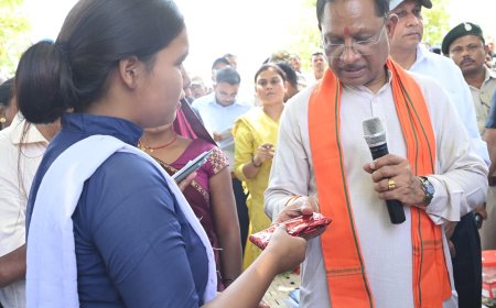 टॉप कर चमकी कंगना बैगा, गांव में मना जश्न, खुद मिलने पहुंचे मुख्यमंत्री