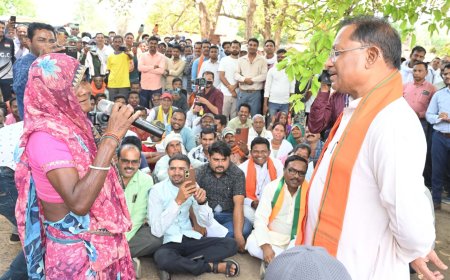"महुआ पेड़ की छांव में सीएम की चौपाल: नवविवाहिताओं को मिलेगा महतारी वंदन योजना का लाभ"