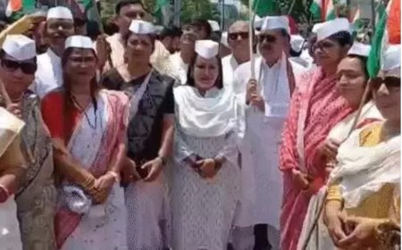 छत्तीसगढ़ कि राजधानी रायपुर में कांग्रेस ने तिरंगा यात्रा निकाली..