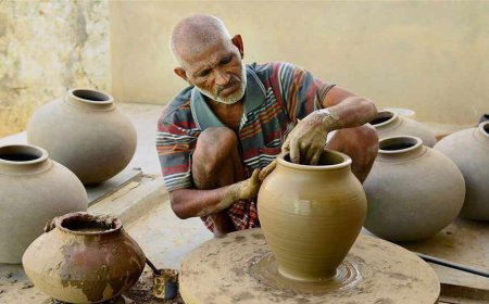 नक्सल गढ़ में माटी कला केंद्र बना बदलाव की मिसाल: ग्रामीणों को मिल रहा रोजगार और आत्मनिर्भरता का रास्ता