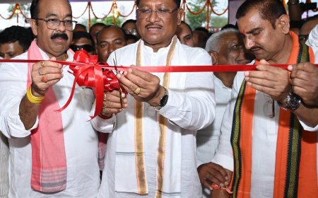 जंगल में उतरा सीएम का उड़नखटोला, गांववालों से बोले- सरकार रिपोर्ट कार्ड लेकर आपके द्वार आई है