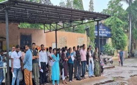 रायपुर में UPSC परीक्षा का जुनून: बारिश में भीगते पहुंचे हजारों अभ्यर्थी, बोतलों पर स्टिकर बैन, 28 सेंटरों पर कड़ी निगरानी