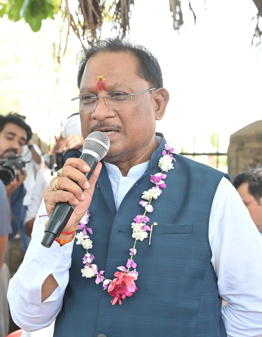 गांव में गूंजी हेलीकॉप्टर की आवाज तो अचंभित ग्रामीण निकले घरों से अपने मुखिया से मिलने उमड़ी भीड़