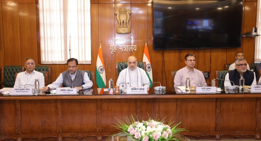 केन्द्रीय गृहमंत्री अमित शाह ने आज नई दिल्ली में पाकिस्तान और नेपाल के सीमावर्ती राज्यों के मुख्यमंत्रियों और उपराज्यपालों के साथ सुरक्षा  समीक्षा किया..