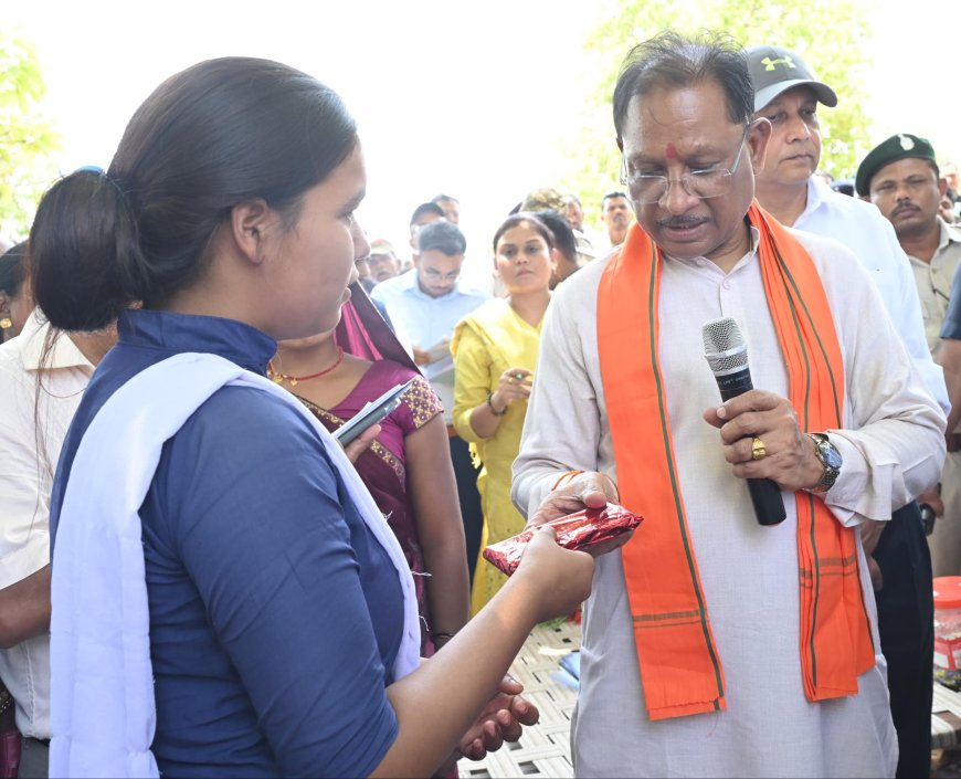 टॉप कर चमकी कंगना बैगा, गांव में मना जश्न, खुद मिलने पहुंचे मुख्यमंत्री