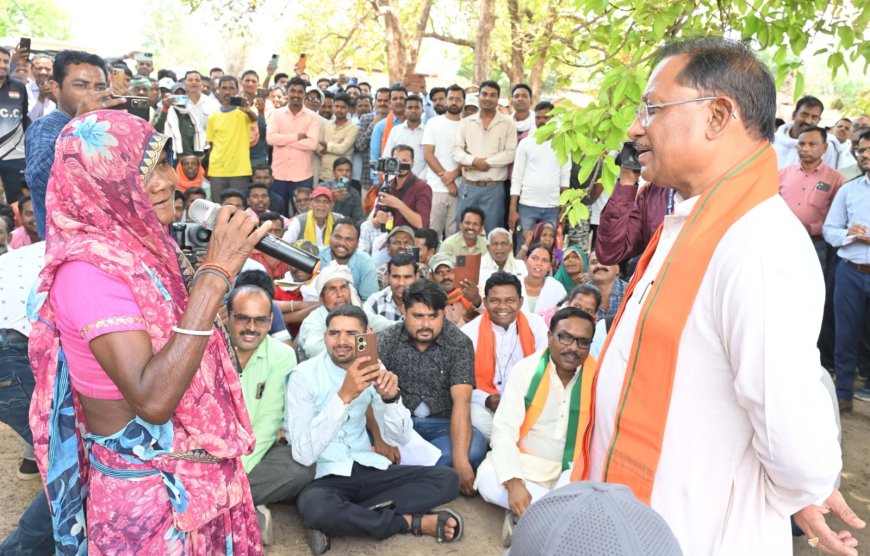 "महुआ पेड़ की छांव में सीएम की चौपाल: नवविवाहिताओं को मिलेगा महतारी वंदन योजना का लाभ"