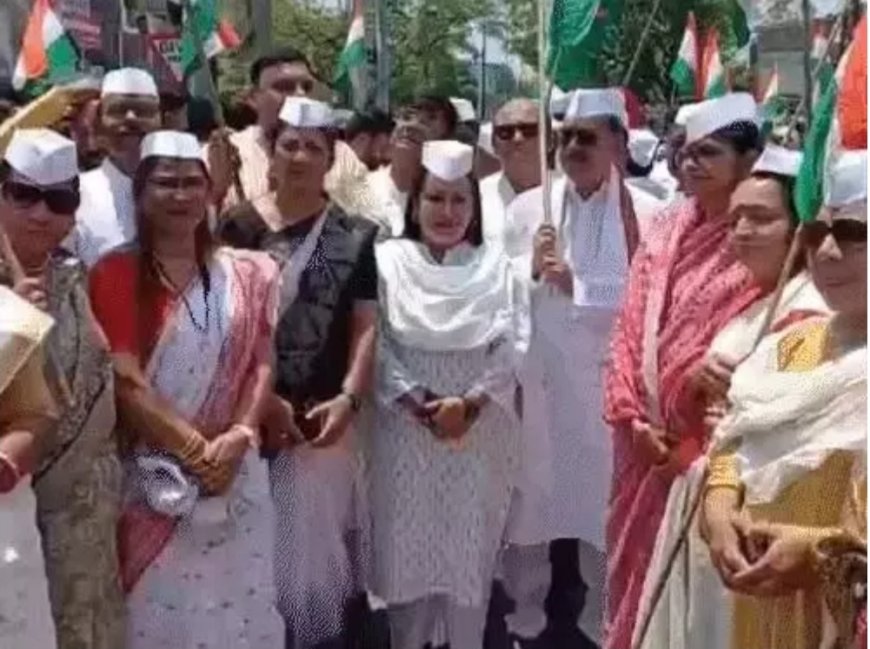छत्तीसगढ़ कि राजधानी रायपुर में कांग्रेस ने तिरंगा यात्रा निकाली..