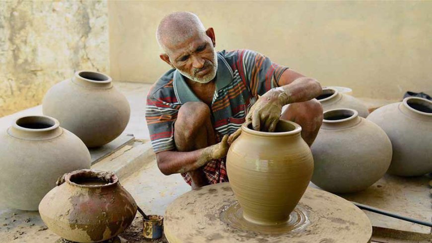 नक्सल गढ़ में माटी कला केंद्र बना बदलाव की मिसाल: ग्रामीणों को मिल रहा रोजगार और आत्मनिर्भरता का रास्ता