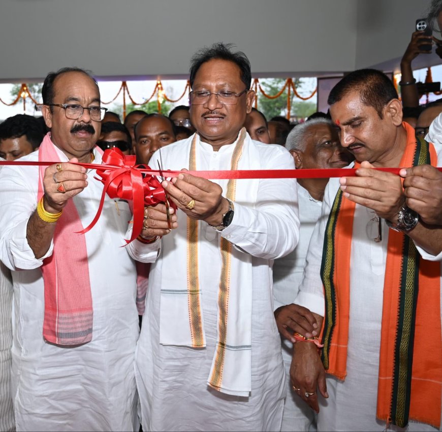 जंगल में उतरा सीएम का उड़नखटोला, गांववालों से बोले- सरकार रिपोर्ट कार्ड लेकर आपके द्वार आई है
