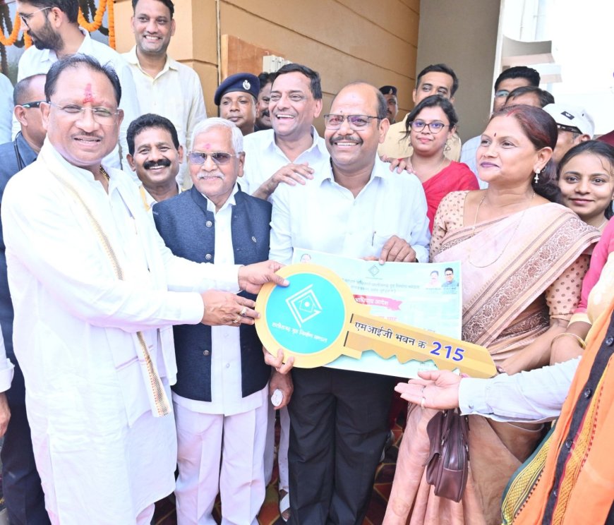 CM साय ने खुद की महतारी सदन की तराई, मुरमुंदा में सौंपे 226 घरों की चाबियां
