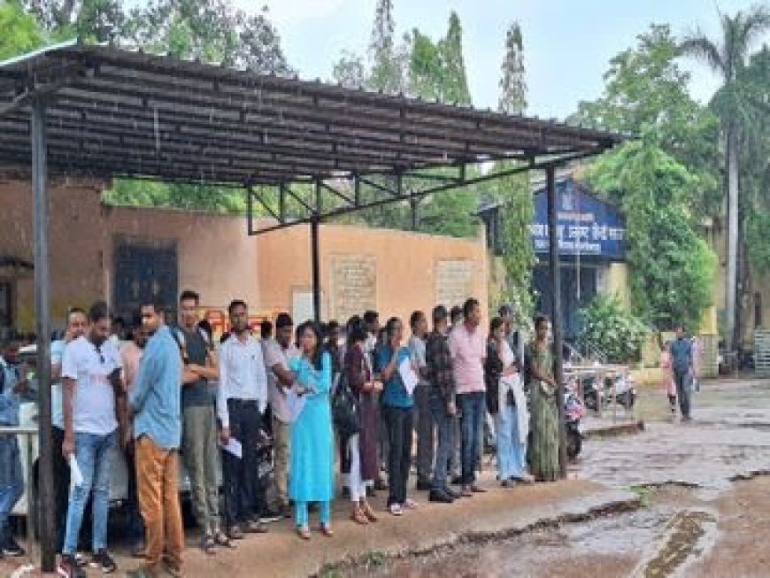 रायपुर में UPSC परीक्षा का जुनून: बारिश में भीगते पहुंचे हजारों अभ्यर्थी, बोतलों पर स्टिकर बैन, 28 सेंटरों पर कड़ी निगरानी