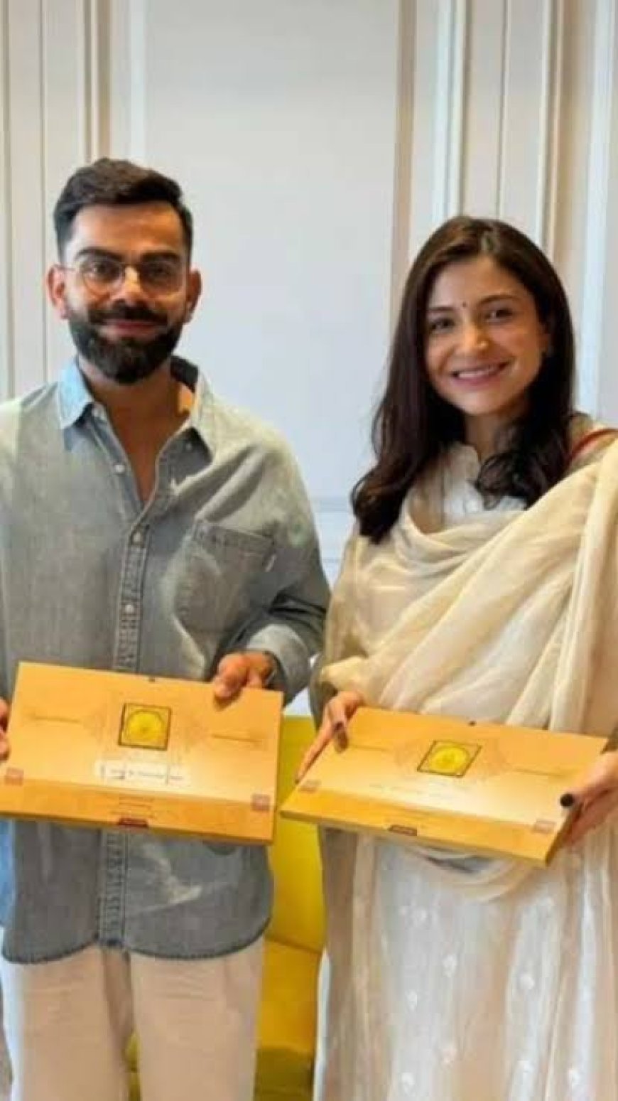 रामलला के दरबार में विराट-अनुष्का: गर्भगृह में किए दर्शन, हनुमानगढ़ी में चढ़ाए लड्डू, मंदिर परिसर में साथ घूमे