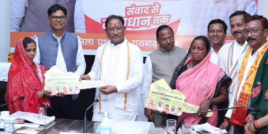बिरहोर जनजाति की महिलाओं को मुख्यमंत्री ने सौंपीं पक्के आवास की चाबियाँ