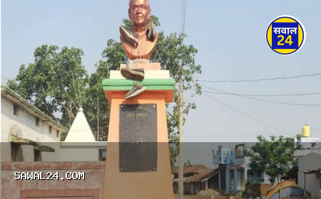 अटल बिहारी वाजपेयी की प्रतिमा को पहनाई गई जूतों की माला, गांव में आक्रोश