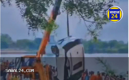 रायपुर से जबलपुर जा रही कार पुल से नीचे गिरी, चार की हालत नाजुक — गोताखोर और रेस्क्यू टीम मौके पर तैनात