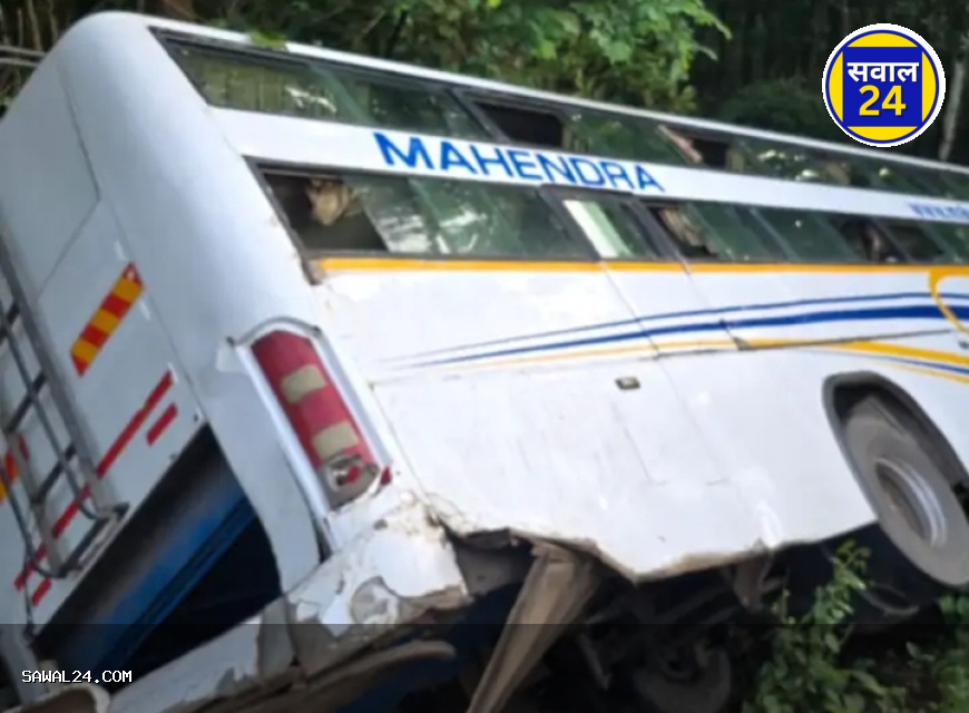 NH-30 पर हादसा: ओवरटेक की कोशिश में पलटी बस, 3 घायल
