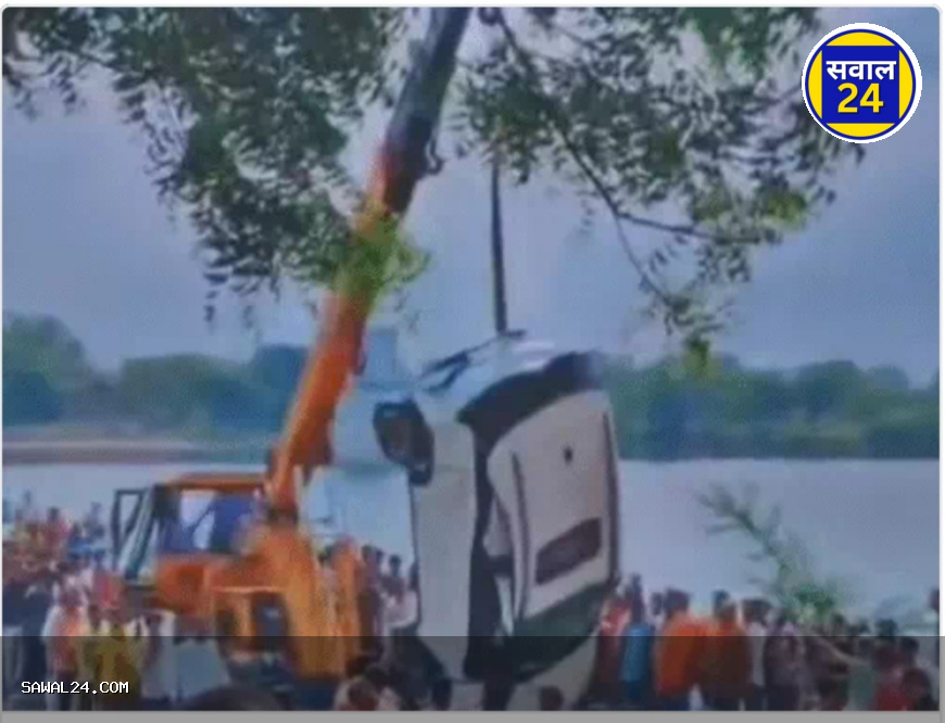 रायपुर से जबलपुर जा रही कार पुल से नीचे गिरी, चार की हालत नाजुक — गोताखोर और रेस्क्यू टीम मौके पर तैनात