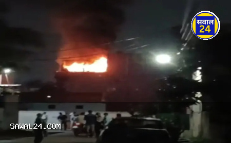 रौहिणी पुरम में गैस-गोदाम के पास मकान में आग लगी: तीसरी मंजिल से चिंगारियां सीधे गोदाम में गिरती रहीं