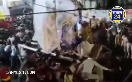 उज्जैन में मोहर्रम जुलूस के दौरान हंगामा  अनाधिकृत रूट पर ताजिया ले जाने को लेकर पुलिस बैरिकेड तोड़ा, लाठीचार्ज
