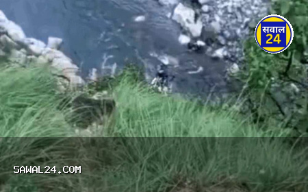 हिमाचल में श्रद्धालुओं की कार नदी में गिरी – दर्दनाक हादसे में 2 की मौत, बच्चा बहा