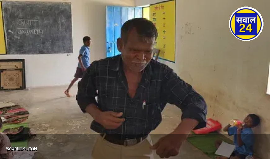 "स्कूल बना नशे का अड्डा: बलरामपुर में टीचर शराब पीकर छात्राओं से करवाता था डांस, बच्चियां बोलीं- डर लगता है"