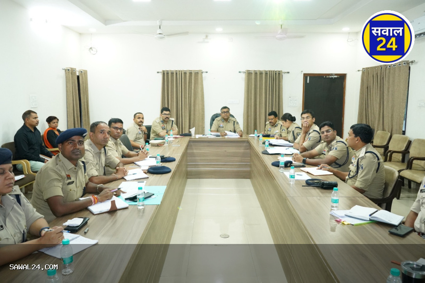 छत्तीसगढ़: रायपुर रेंज में अपराध समीक्षा बैठक, IG ने दिए NDPS, साइबर और अवैध गतिविधियों पर सख्त कार्रवाई के निर्देश