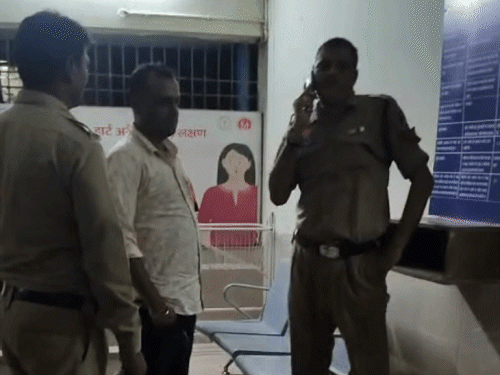 राजनांदगांव में पुलिसकर्मी की गुंडागर्दी कैमरे में कैद: ड्राइवर को पीटा, फिर साथी आरक्षक को भी मारा, SP ने किया सस्पेंड"