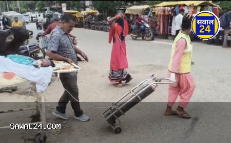 स्वास्थ्य व्यवस्था बर्बाद अंबिकापुर से वीडियो वायरल ऑक्सीजन सपोर्ट पर मरीज को सड़क पार कराते परिजन..