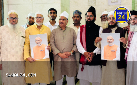 On the birthday of Prime Minister Narendra Modi   प्रधानमंत्री नरेंद्र मोदी के जन्मदिवस पर मुस्लिम राष्ट्रीय मंच ने दरगाह में चढ़ाई चादर, दी लंबी उम्र और स्वस्थ जीवन की दुआ