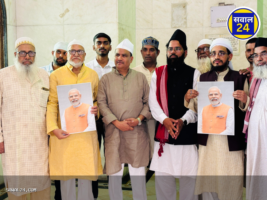 On the birthday of Prime Minister Narendra Modi   प्रधानमंत्री नरेंद्र मोदी के जन्मदिवस पर मुस्लिम राष्ट्रीय मंच ने दरगाह में चढ़ाई चादर, दी लंबी उम्र और स्वस्थ जीवन की दुआ